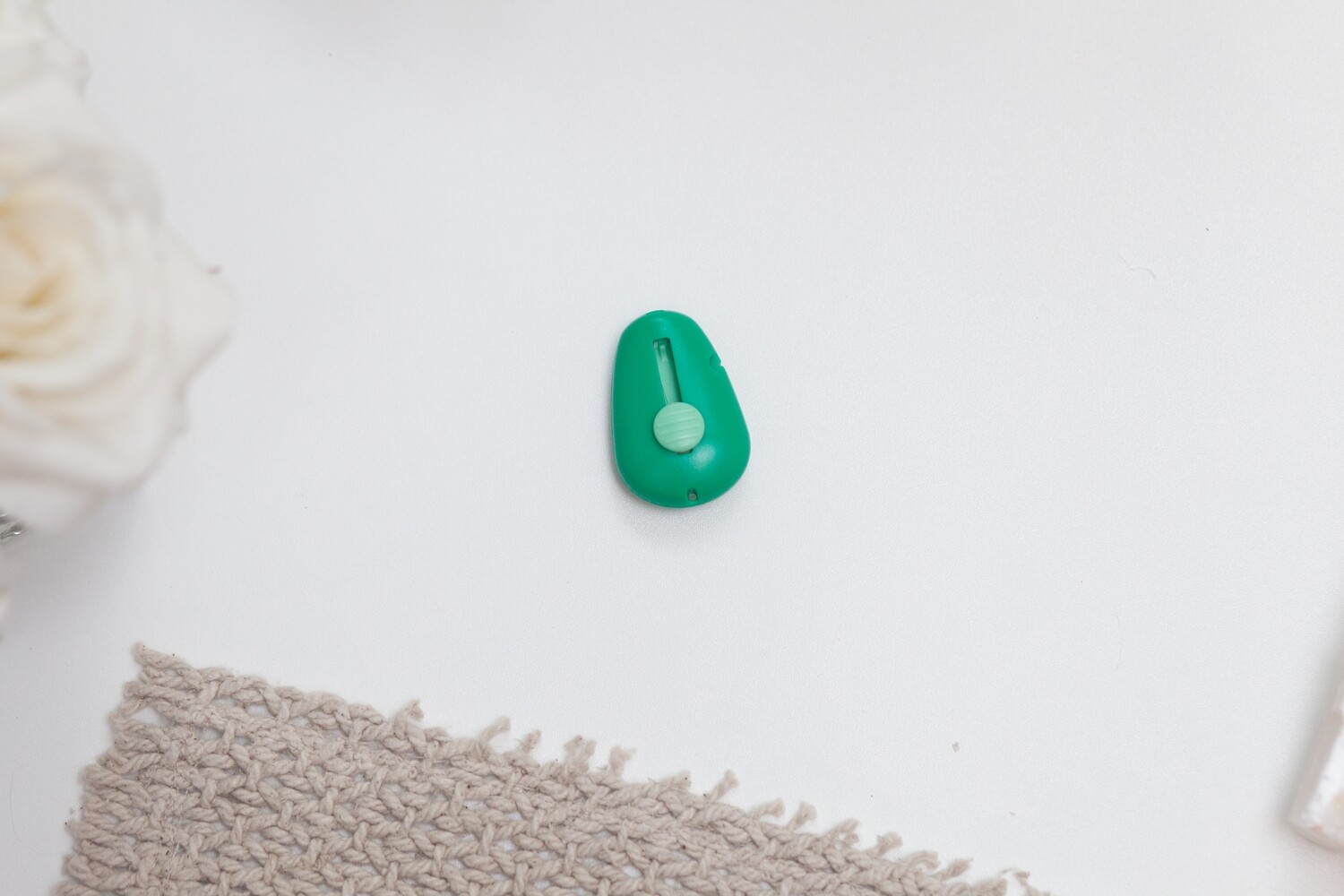 LED NEEDLE THREADER | Dritz