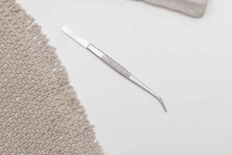 TWEEZERS WITH CURVED TIP