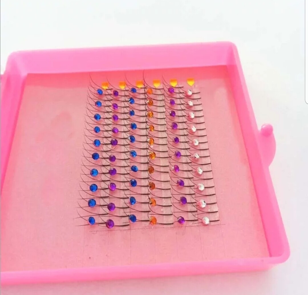 Wimpern mit Glitzersteinen