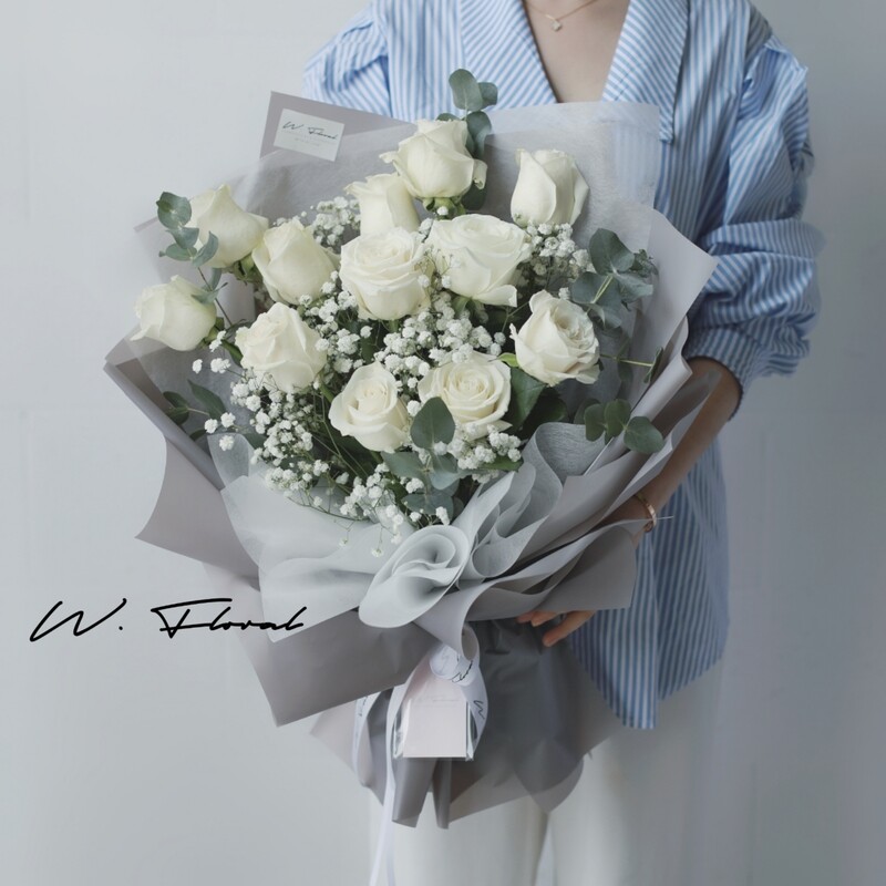 11 White Rose Bouquet