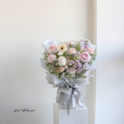 Medium W Signature Bouquet