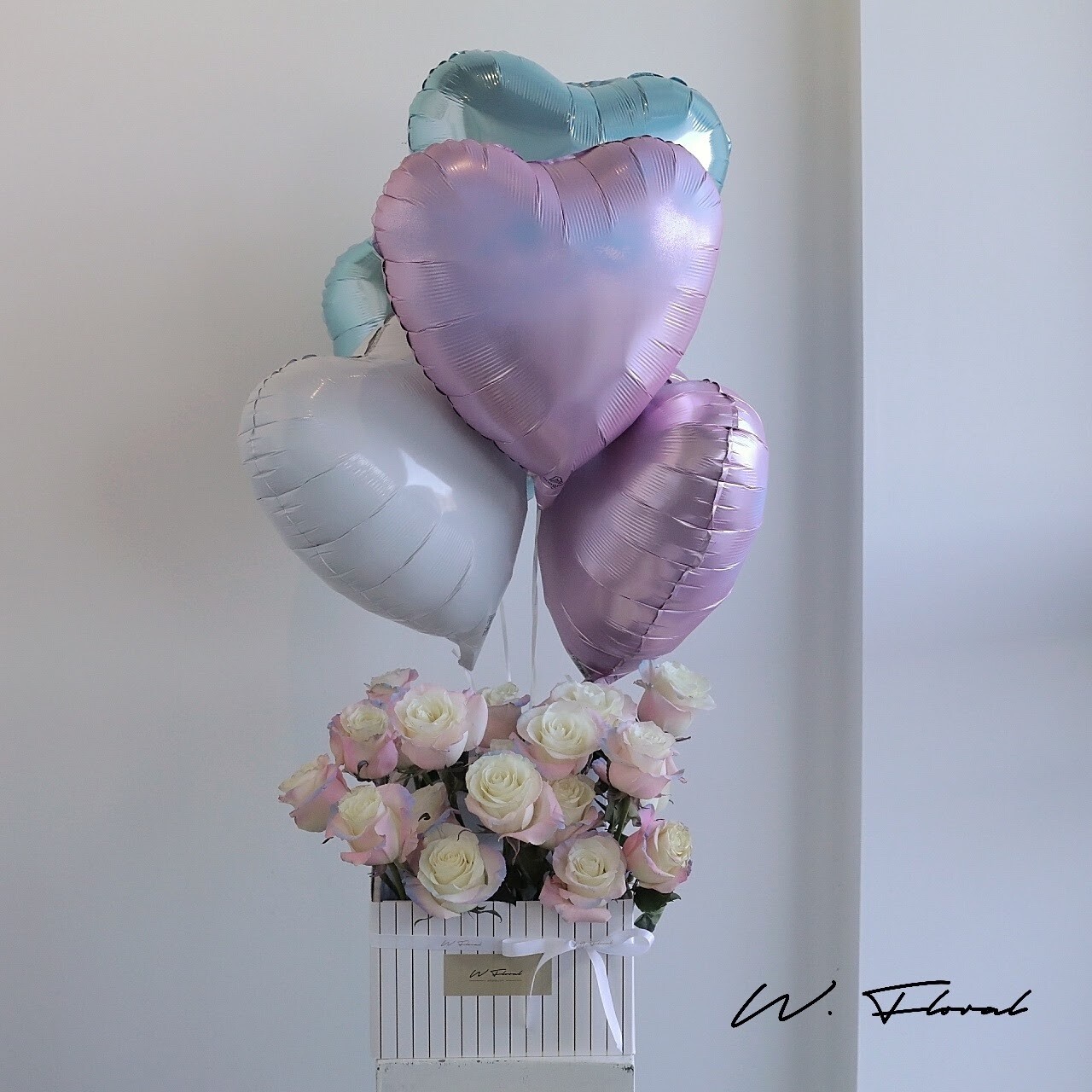 W Pandora Hug Rose & Balloon - Muse Aurora