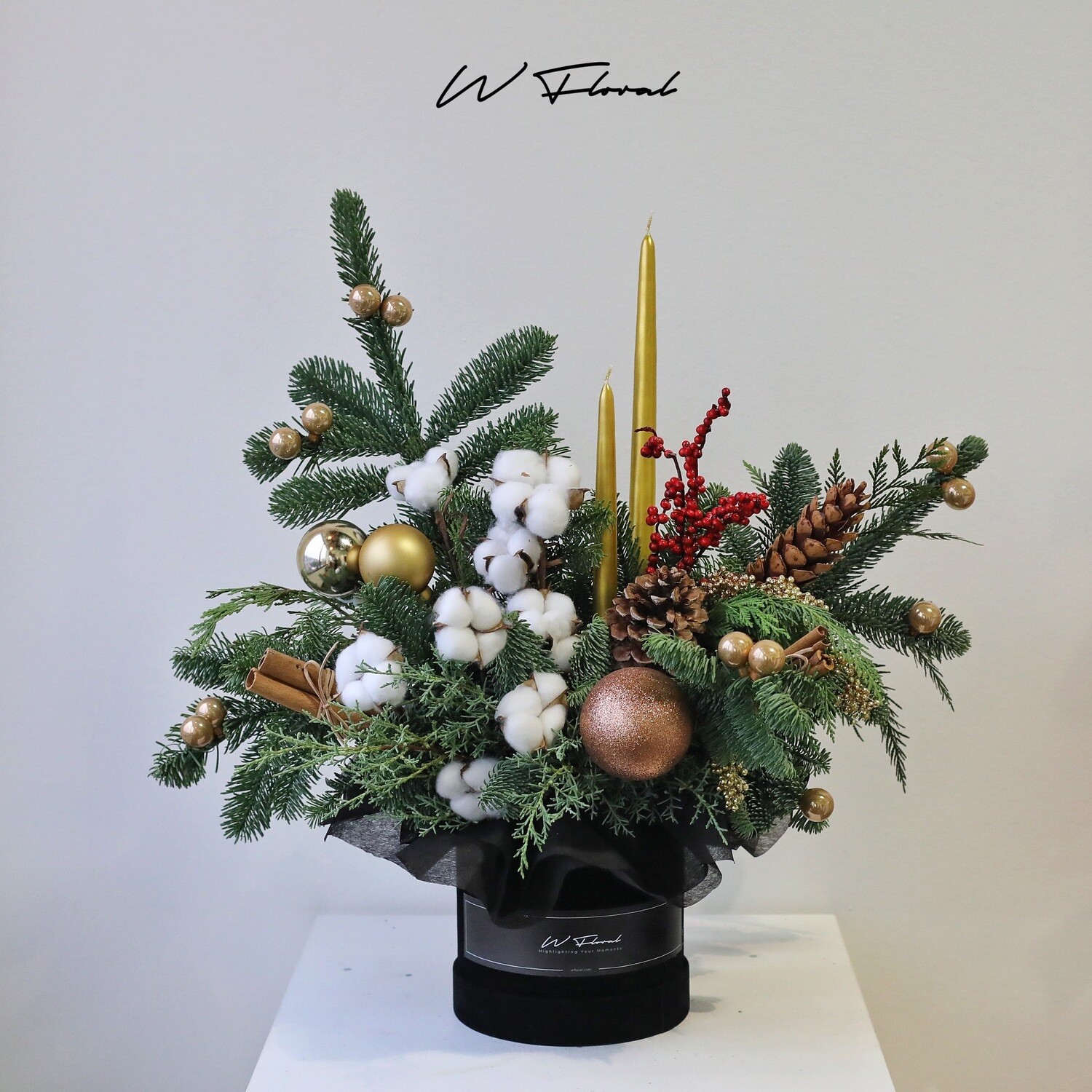 W Deluxe Christmas Hug Candle Centrepiece