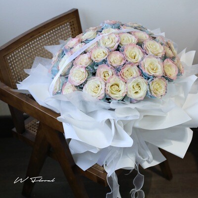 52/99 Classic Round Bouquet Mermaid Rose - Valentine's Day 2023