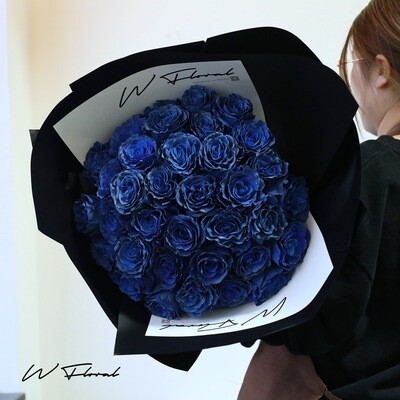 24/36 Signature Round Bouquet Navy Sky Rose - Valentine's Day 2023