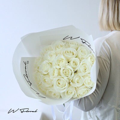 24/36 Signature Round Bouquet White Rose - Valentine's Day 2023