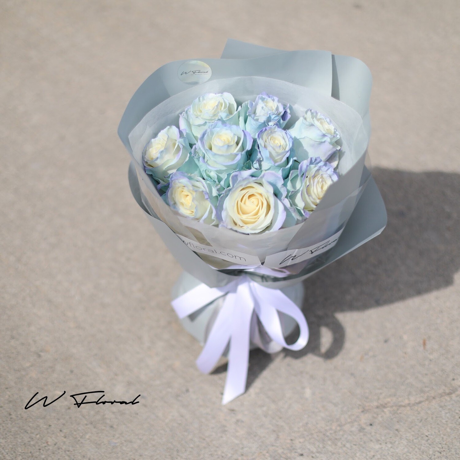 9/15 StellaLou Rose Round Bouquet *Available On Aug 29, Number of Rose: 9 StellaLou Rose