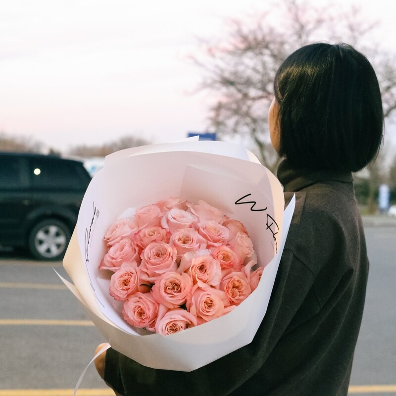 24/36 Signature Round Bouquet Salmon Rose