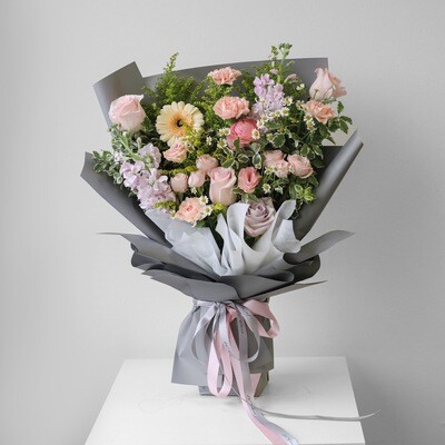 Medium W Signature Bouquet