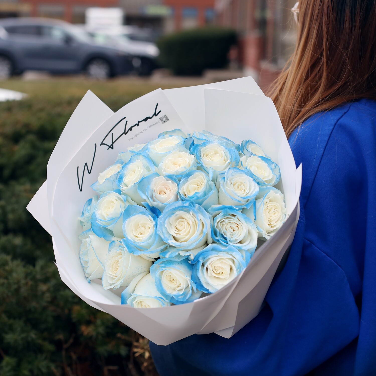 24/36 Signature Round Bouquet Icy Blue Rose