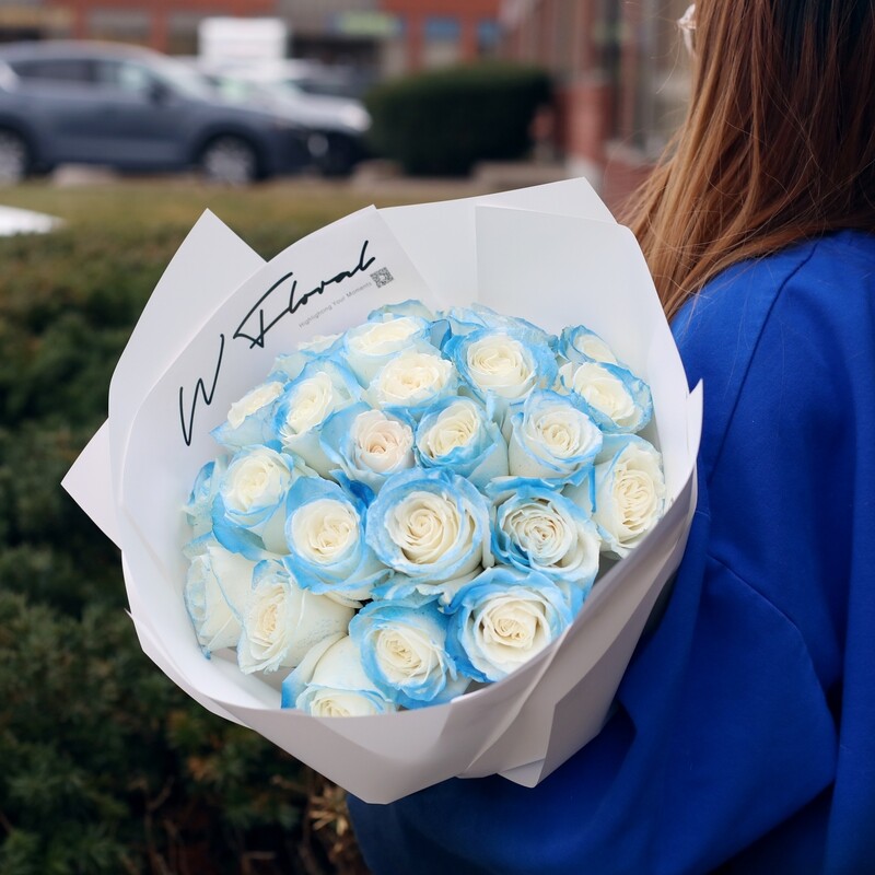 24/36 Signature Round Bouquet Icy Blue Rose