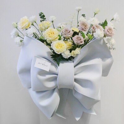 W New Rosette Bow Garden Hug