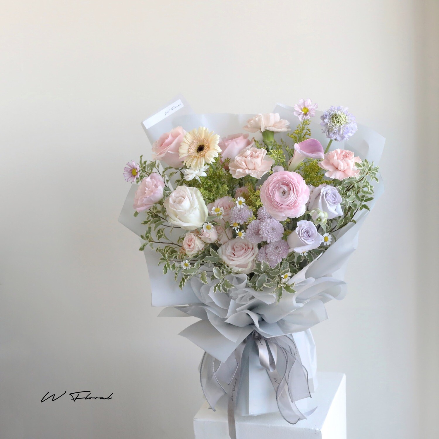 Medium W Signature Bouquet