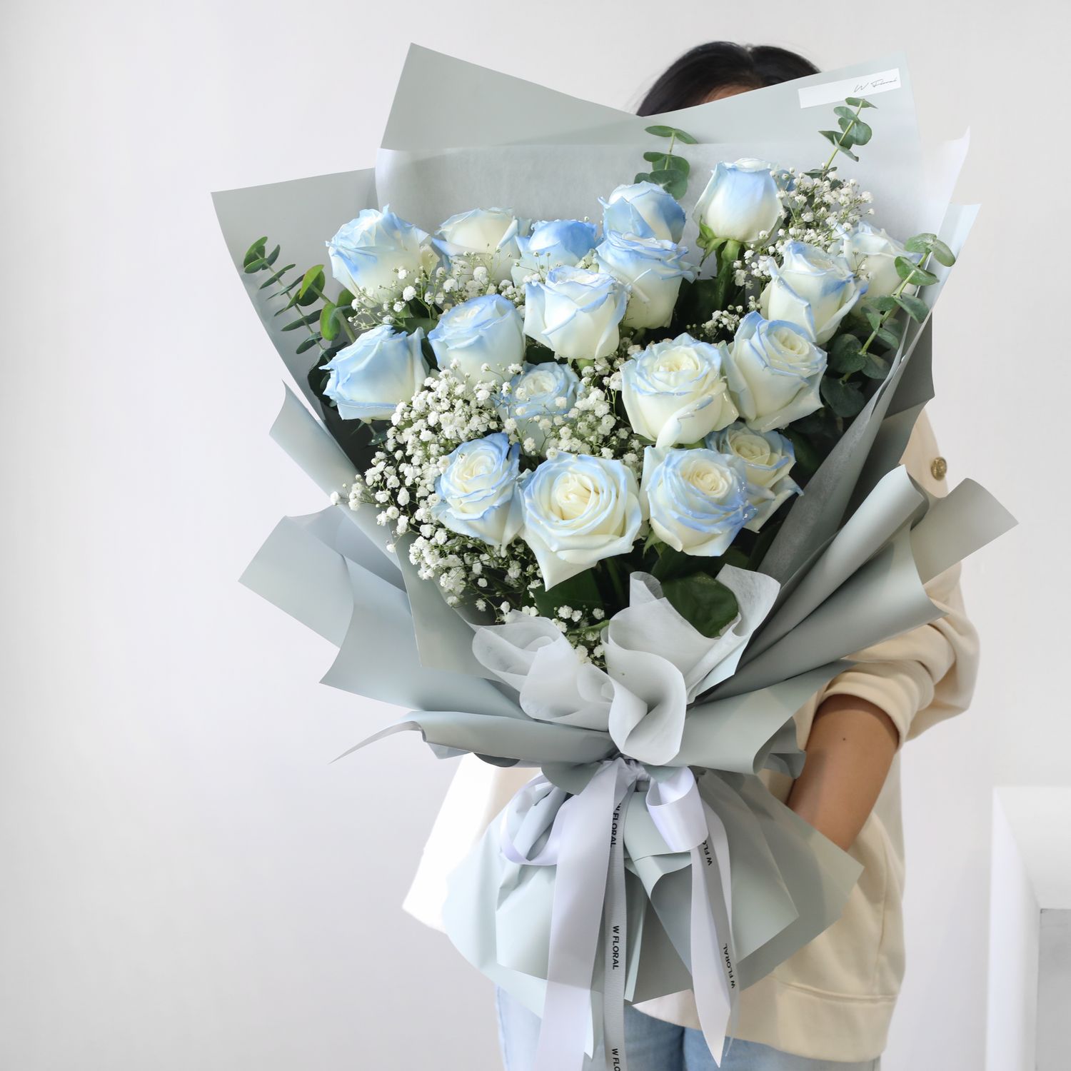 19 Icy Blue Rose Bouquet