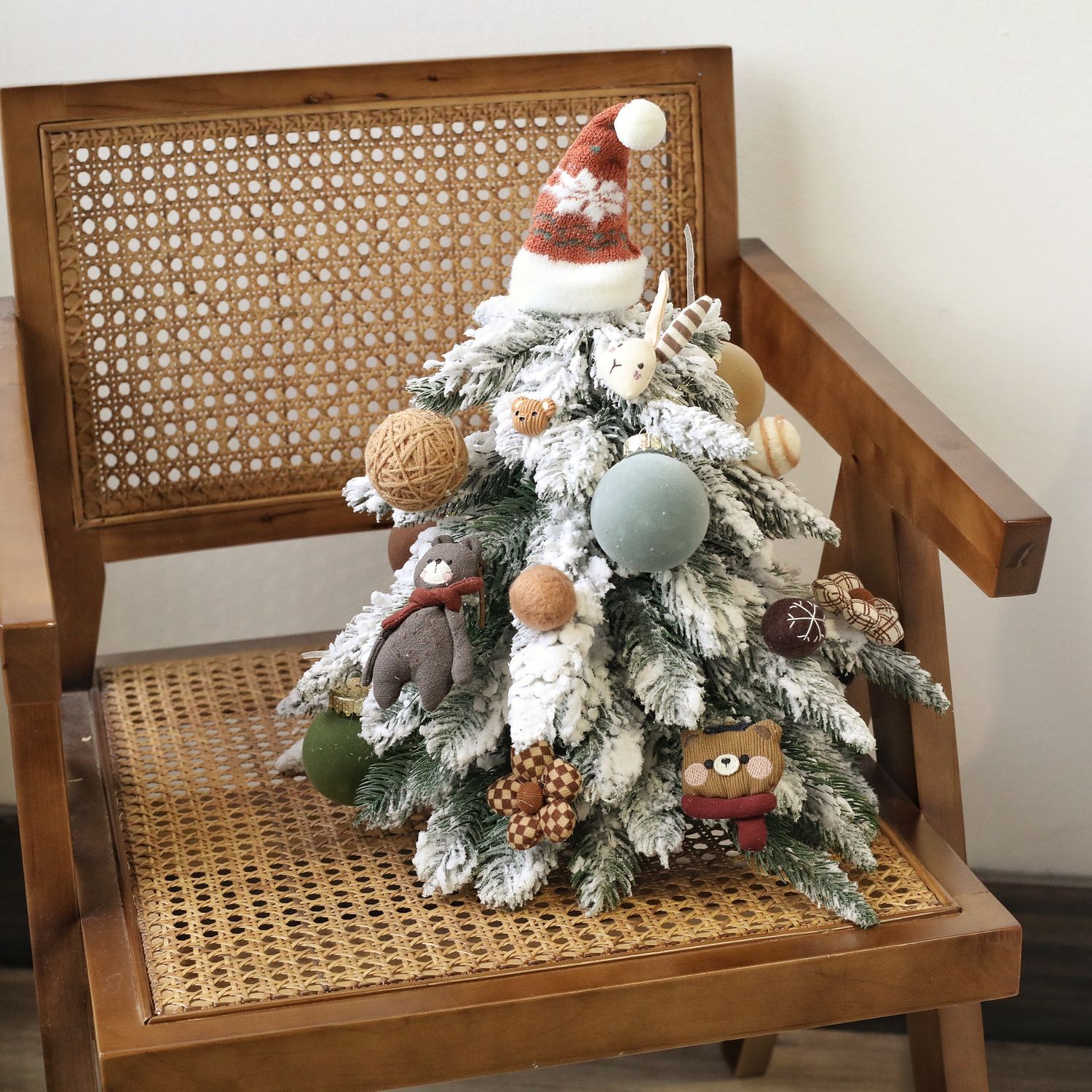 18 Inch Minimalist Tabletop Christmas Tree - Zoo Keeper