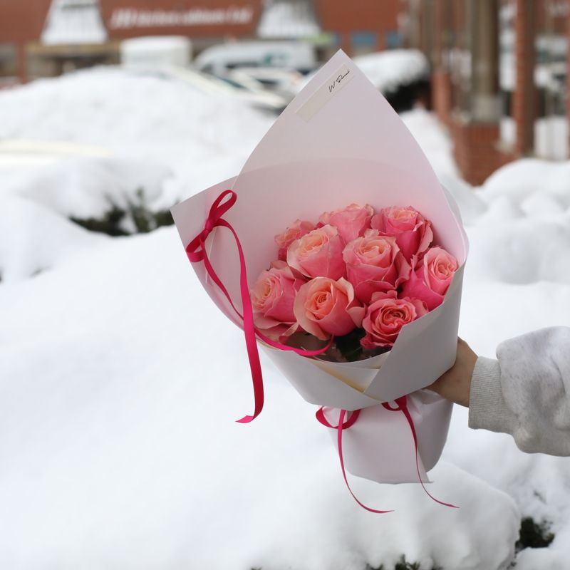 9 Juliet Round Flamingo Rose Bouquet