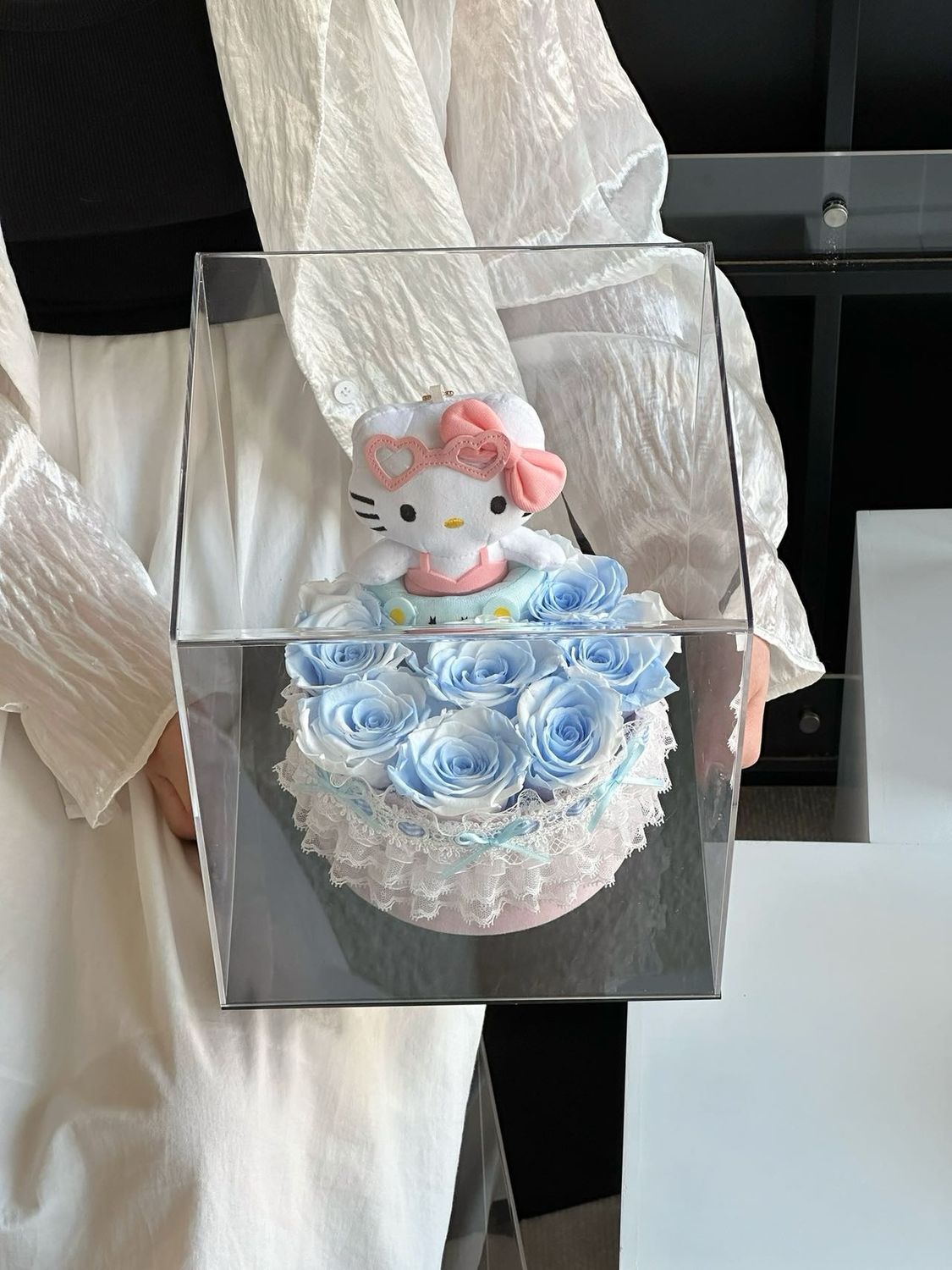 Preserved Rose - Hello Kitty Cake Hug - Icy Blue