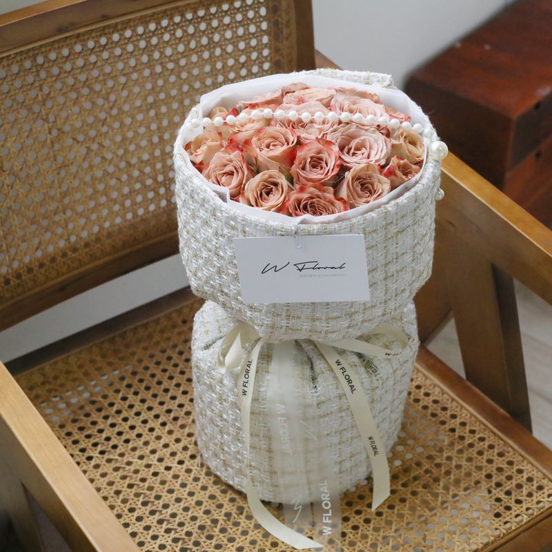 Tweed &amp; Pearl Cappuccino Rose Round Bouquet