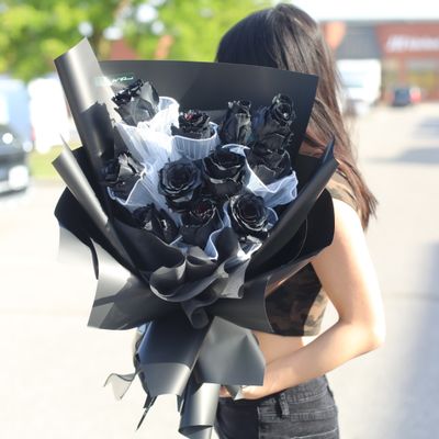 11 Black Rose Bouquet
