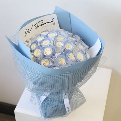24/36 Signature Round Bouquet Icy Blue Rose