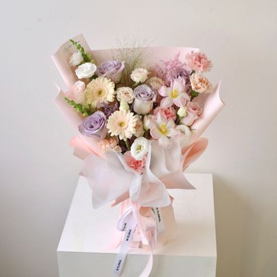 Medium W Signature Bouquet