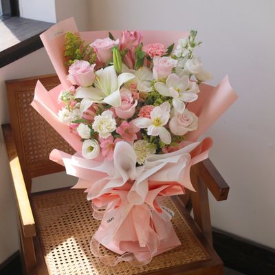 Medium W Signature Bouquet