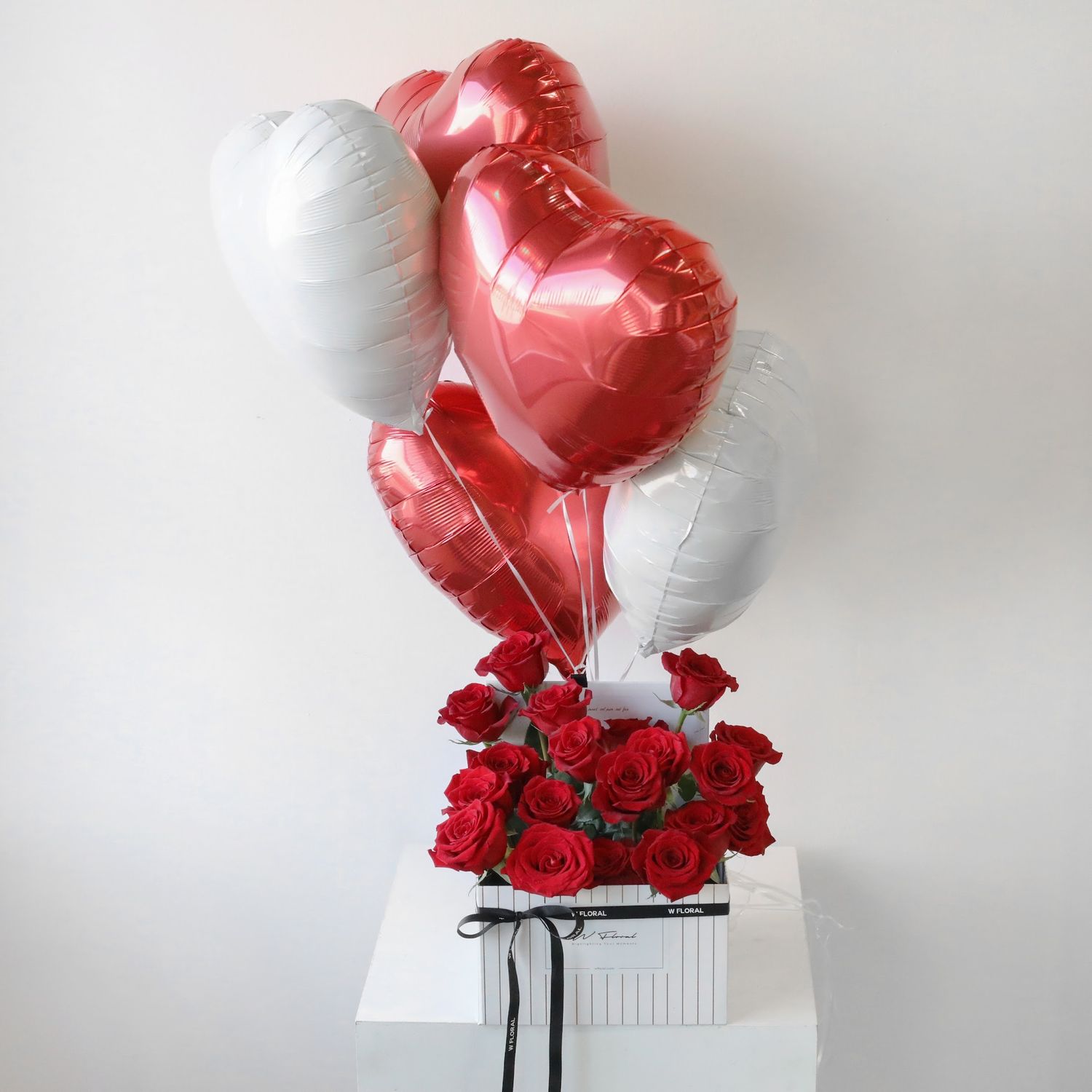 Pandora Hug Red, Box Color: White