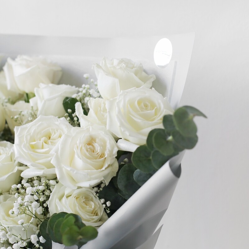 Elegant white rose bouquet for anniversary and wedding gift
