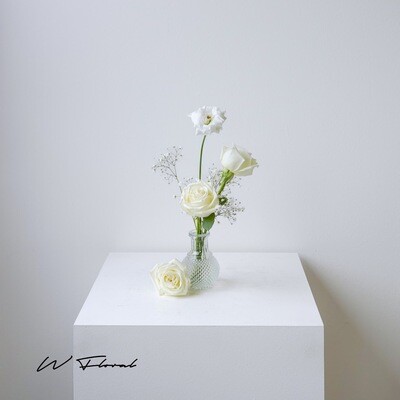 Minimal bud vase wedding centrepiece with fresh white flowers
