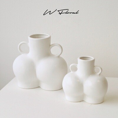 Sculptural butt-shaped flower vase with playful modern design