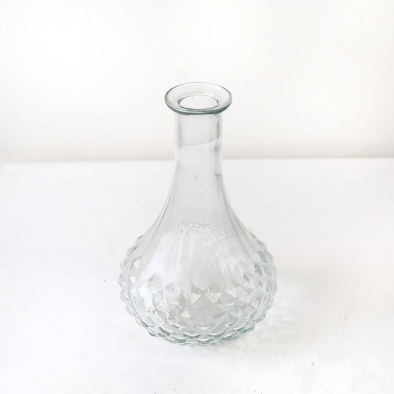 Transparent glass bud vase for single stems and delicate flowers