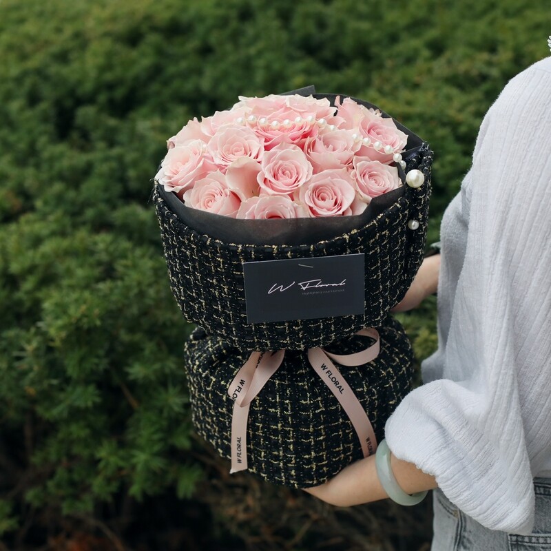 Tweed &amp; Pearl Pink Rose Round Bouquet