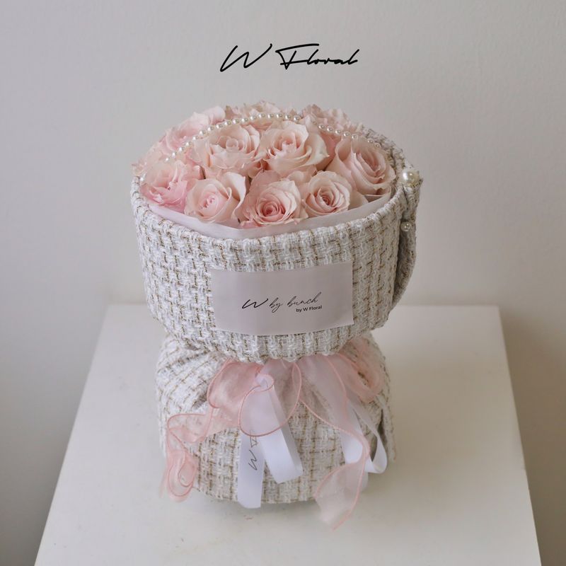Tweed &amp; Pearl Pink Rose Round Bouquet
