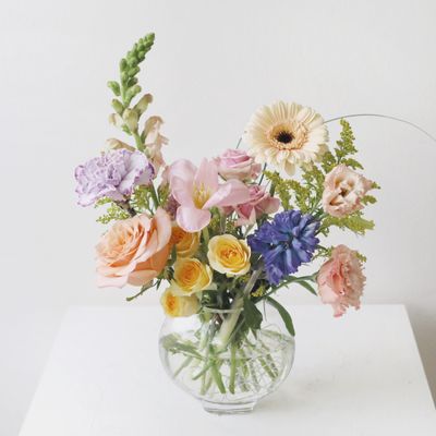 vase flower arrangement