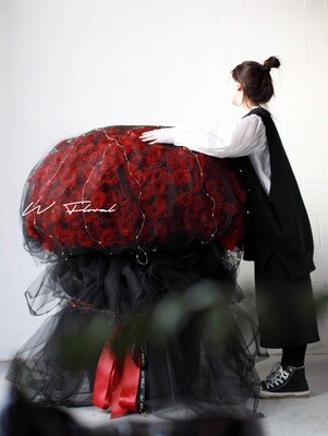 999 red roses arranged in an extraordinary romantic floral statement