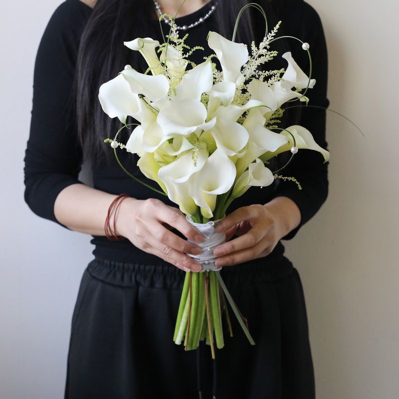 Minimalist white bridal bouquet with calla lilies