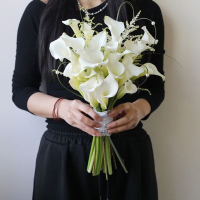 Minimalist white bridal bouquet with calla lilies