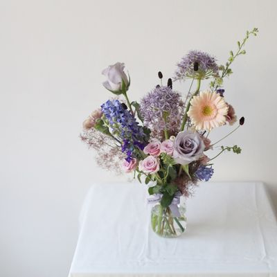 Fresh flower arrangement workshop with garden-inspired floral design