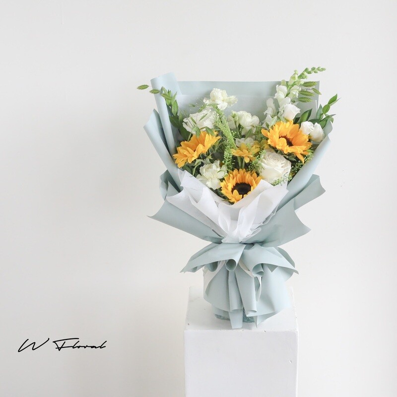 Fresh flower bouquet making workshop with seasonal blooms