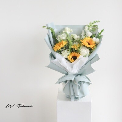 Fresh flower bouquet making workshop with seasonal blooms