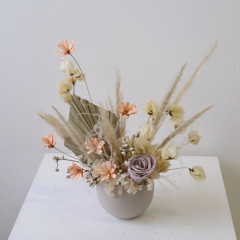Airy dried floral arrangement workshop with preserved textures