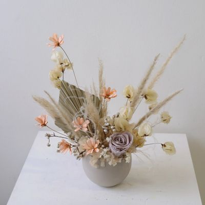 Airy dried floral arrangement workshop with preserved textures