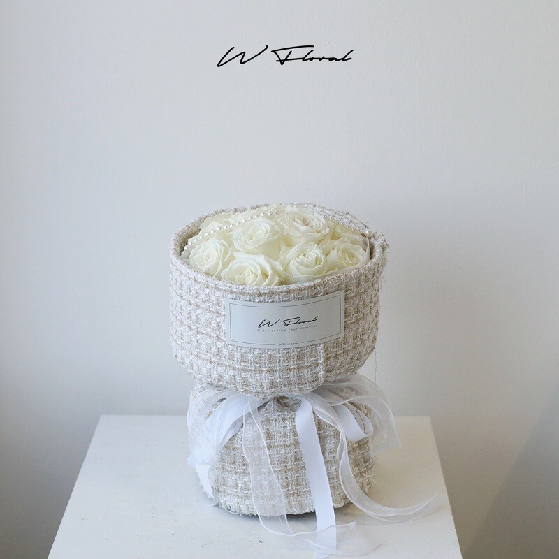 Tweed &amp; Pearl White Rose Round Bouquet