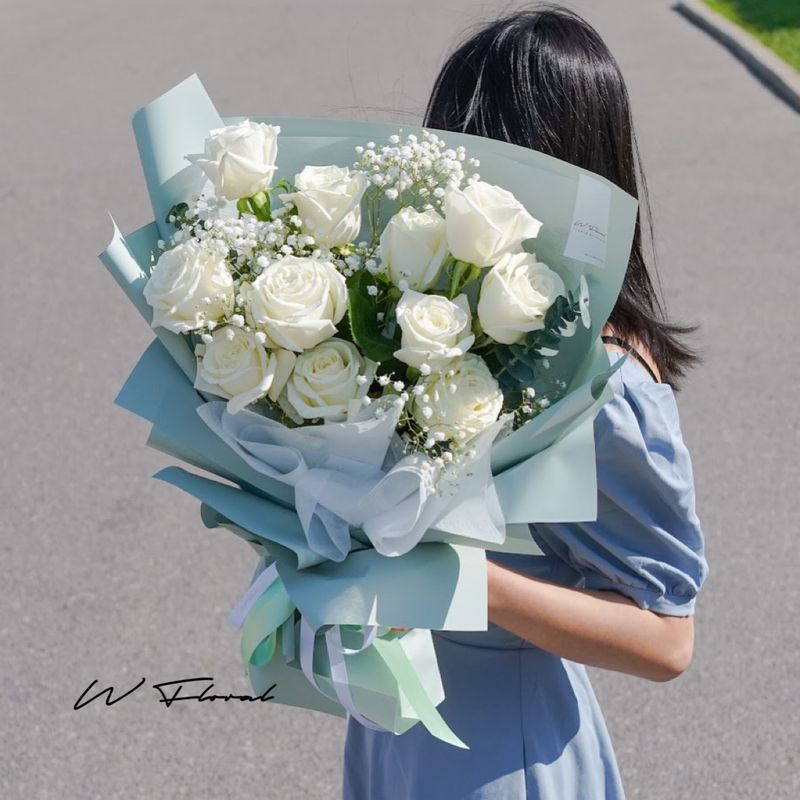 Classic white Ecuadorian rose bouquet for Toronto flower delivery