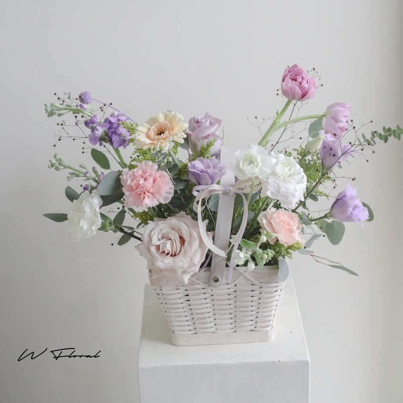 Seasonal flower basket arrangement workshop with fresh blooms