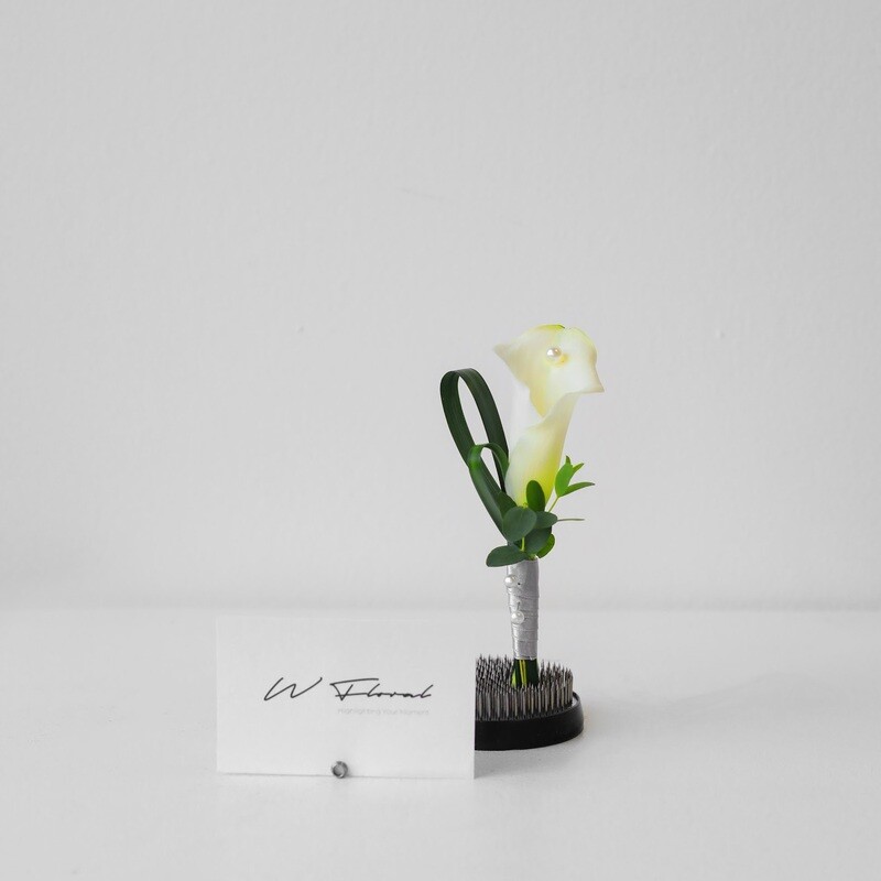 Classic white wedding boutonniere with calla lily