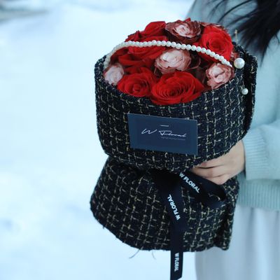 Tweed &amp; Pearl Round Rose - Velvet Chocolate