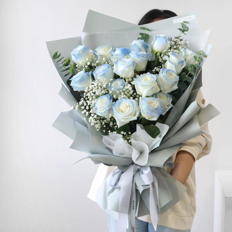Icy blue Ecuadorian rose bouquet for Toronto flower delivery