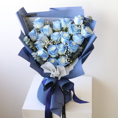 19 Icy Blue Rose Bouquet