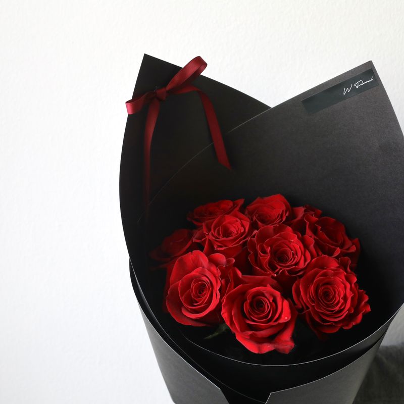 Romantic red rose bouquet for anniversary flower delivery in Toronto